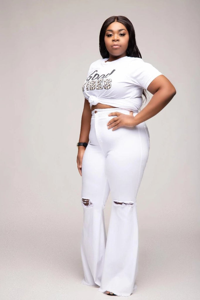 Flare Jeans Outfit.  Flare jeans outfit, White shirt outfits, White jeans  plus size